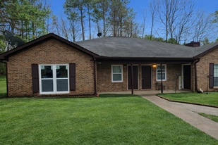 1084 Summer Brook Rd in Atlanta, GA - Building Photo