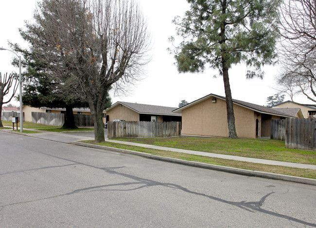 307-317 E Kern Ave in Tulare, CA - Building Photo - Building Photo