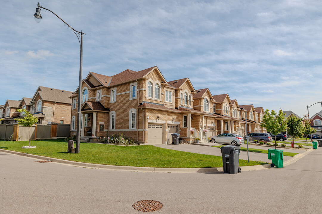 37 Ivor Cres in Brampton, ON - Building Photo