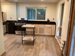 4 Old Bay Rd, Unit 4B in Belchertown, MA - Building Photo - Building Photo