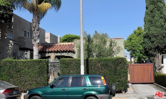 1152 N Sycamore Ave, Unit House
