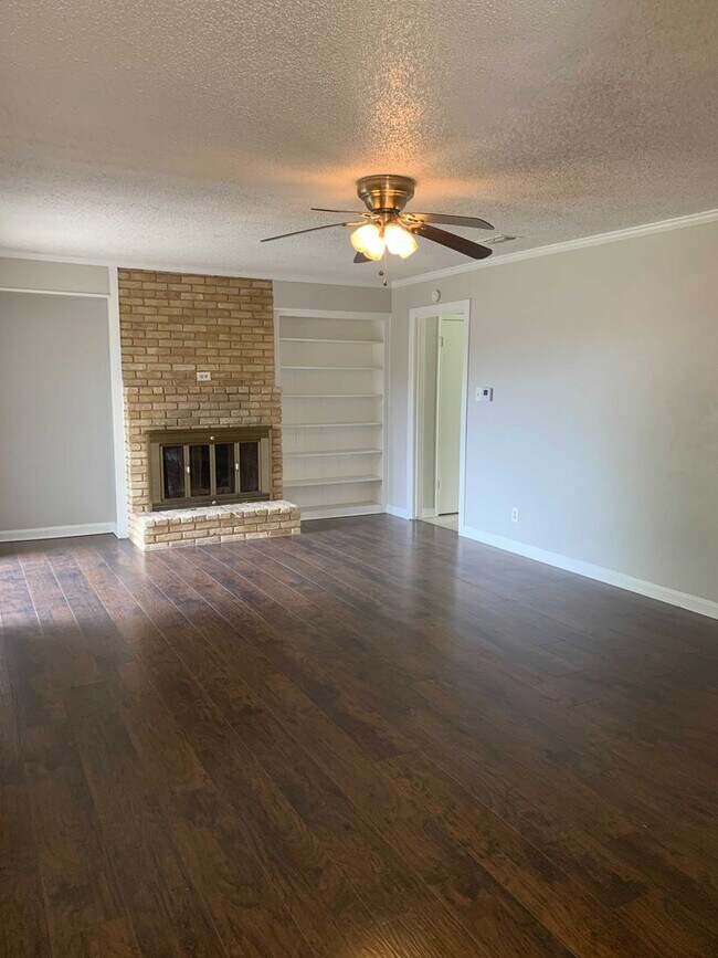 901 Downing St in Forney, TX - Foto de edificio - Building Photo