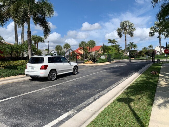 2444 Stonegate Dr in Wellington, FL - Building Photo - Building Photo