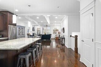 1324 W Grand Ave, Unit E2 in Chicago, IL - Building Photo - Building Photo