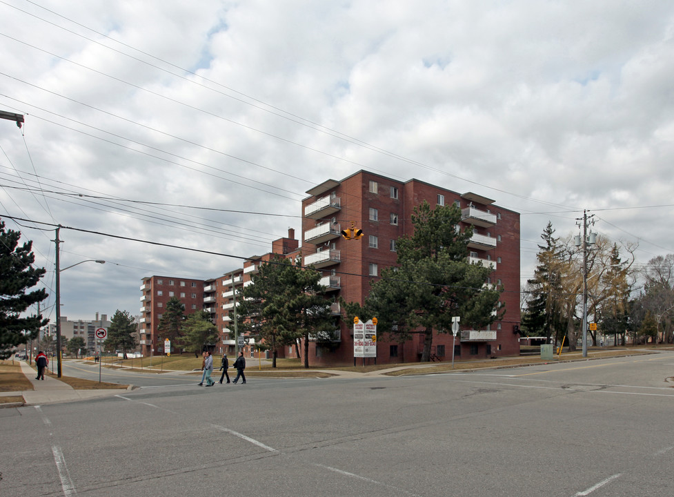 San Marino Apartments in Toronto, ON - Building Photo