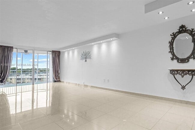 1750 NE 191st St in Miami, FL - Foto de edificio - Building Photo