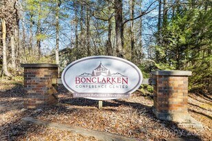 550 Kinross Dr in Flat Rock, NC - Building Photo