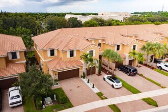 10384 Wellington Parc Dr in Wellington, FL - Building Photo - Building Photo