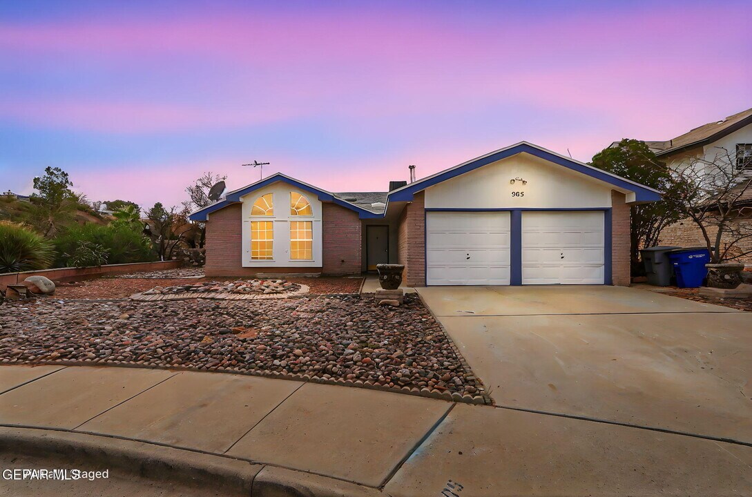 905 Mark Wallace Ln in El Paso, TX - Building Photo