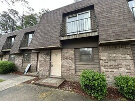 905 W Pine St in Hinesville, GA - Building Photo