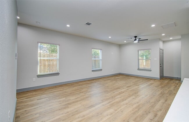 property at 835 S Victory Dr