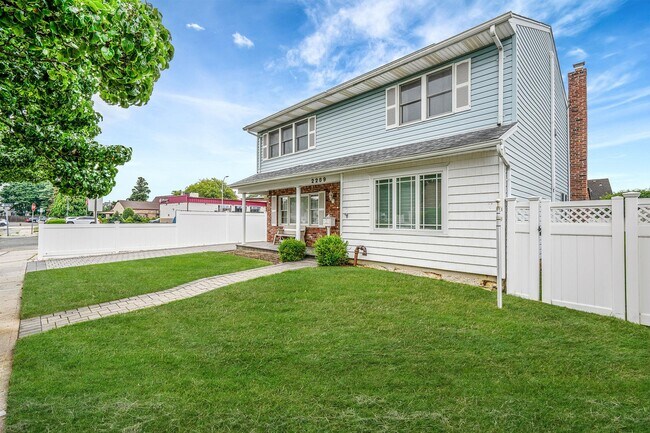 2289 Penatiquit Ave in Seaford, NY - Building Photo - Building Photo