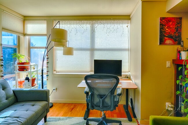 1310 N Lucas Pl, Unit 402 in Seattle, WA - Foto de edificio - Building Photo