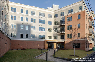 28 Bridge St, Unit 207 in Quincy, MA - Foto de edificio - Building Photo