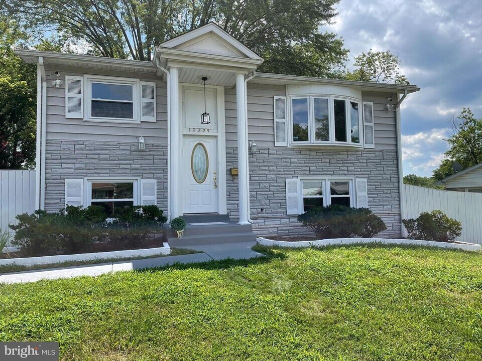 13225 Hawthorn Ln in Woodbridge, VA - Building Photo