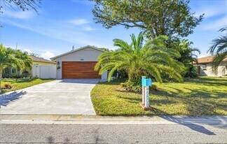 6808 Friendship Dr in Sarasota, FL - Building Photo