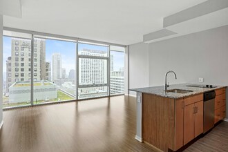 450 N St Clair St in Chicago, IL - Building Photo - Building Photo