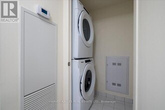 8960 Jane St in Vaughan, ON - Building Photo - Building Photo