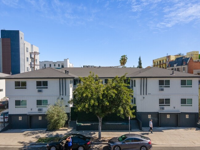 3850 W 7th St, Unit 12A in Los Angeles, CA - Building Photo - Building Photo