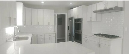 2215 S Highland Ave in Los Angeles, CA - Building Photo - Building Photo
