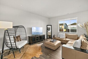 10816 185th St E in Puyallup, WA - Building Photo