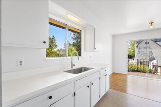 2118 Alameda Ave in Alameda, CA - Building Photo - Building Photo