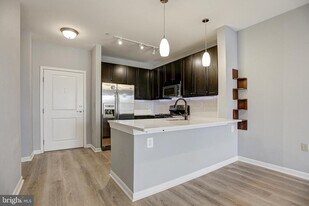 2655 Prosperity Ave in Fairfax, VA - Building Photo