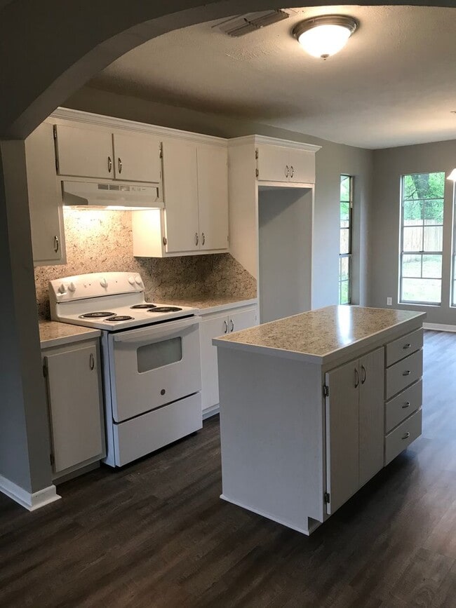 property at 204 E Sedberry St