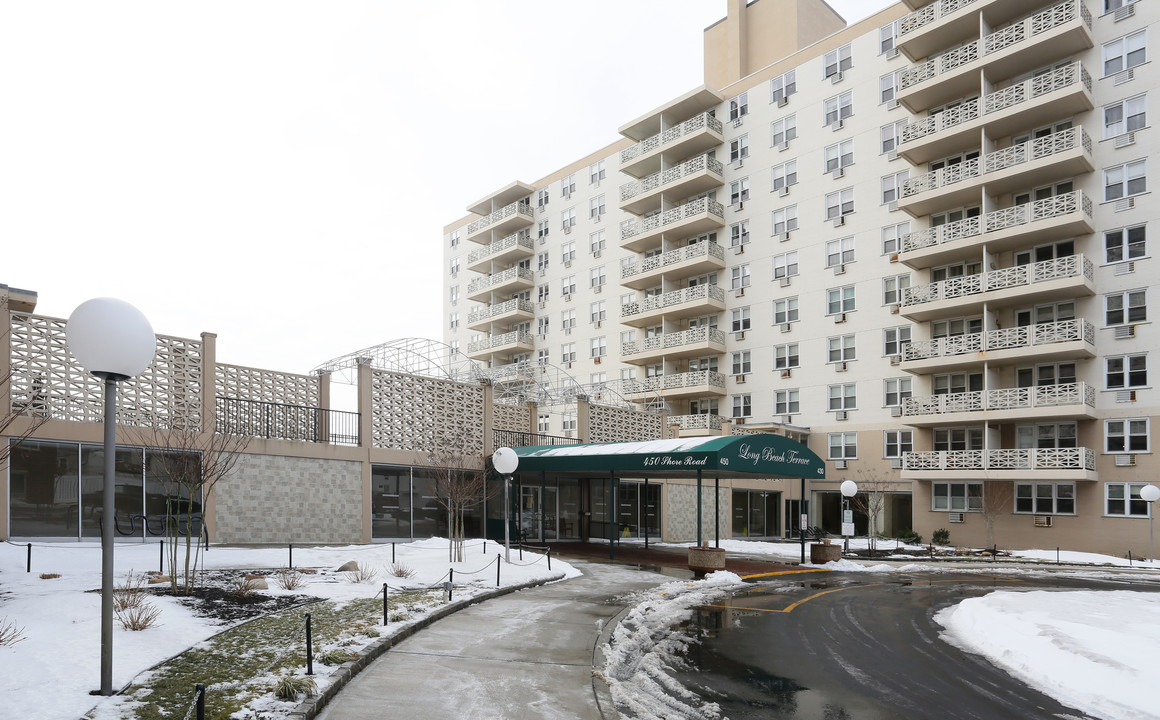 Long Beach Terrace in Long Beach, NY - Building Photo