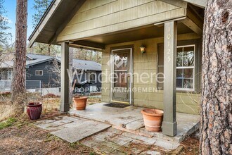 10125 N Whitworth Dr-Unit -Upper in Spokane, WA - Building Photo - Building Photo