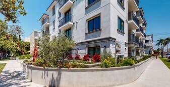 1070 S Bedford St, Unit 102 in Los Angeles, CA - Building Photo