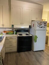 16 Maple St, Unit 4 in Waltham, MA - Foto de edificio - Building Photo