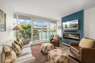 707 Courtney St in Victoria, BC - Building Photo - Building Photo