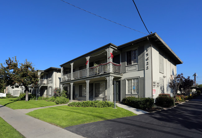 Tustin Orleans in Tustin, CA - Foto de edificio - Building Photo