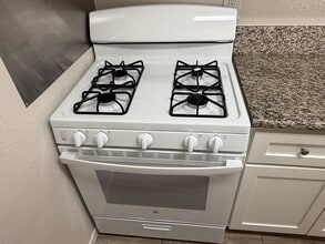 13610 Vanowen St in Van Nuys, CA - Building Photo - Building Photo