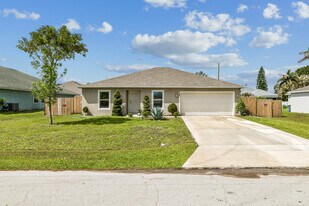 766 SE Academy Ln in Port St. Lucie, FL - Building Photo