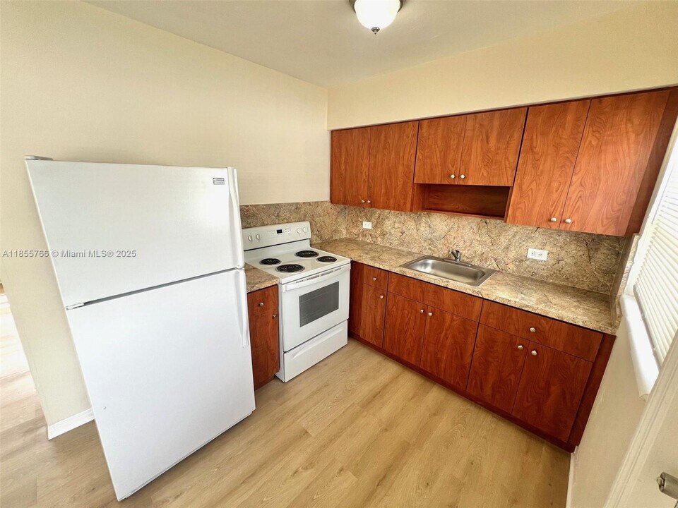 700 NE 85th St in Miami, FL - Building Photo