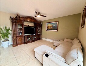 2865 Begonia Way in Hollywood, FL - Building Photo - Building Photo