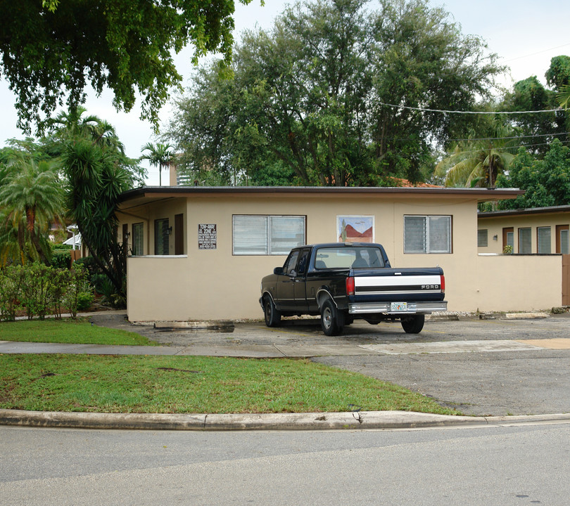 6821 NE 4th Ct in Miami, FL - Building Photo