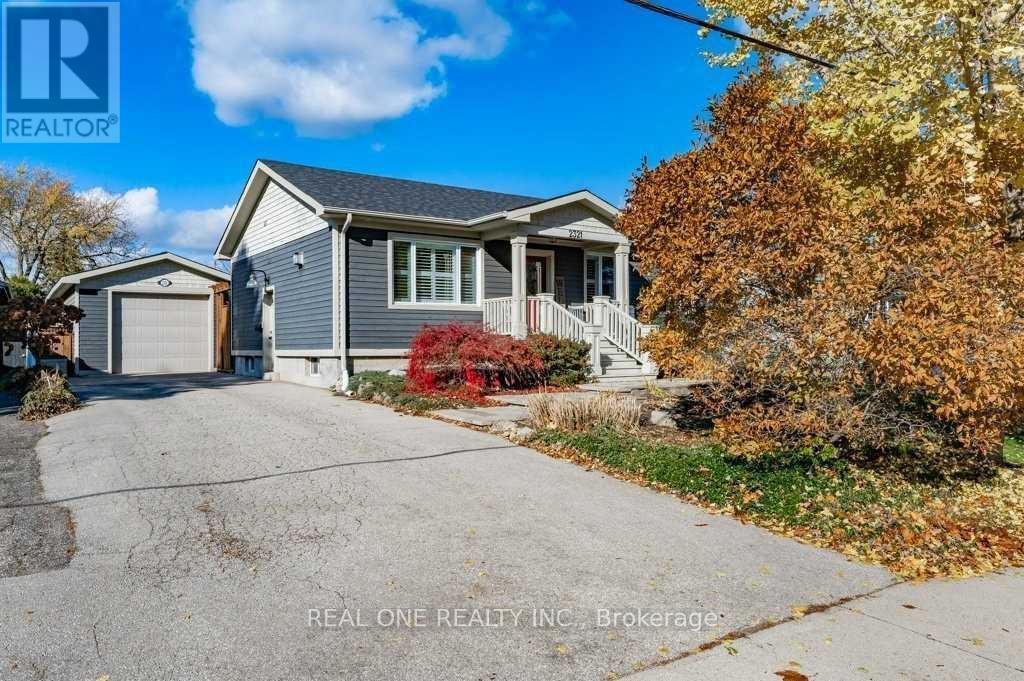 2321 Sharron St in Burlington, ON - Building Photo