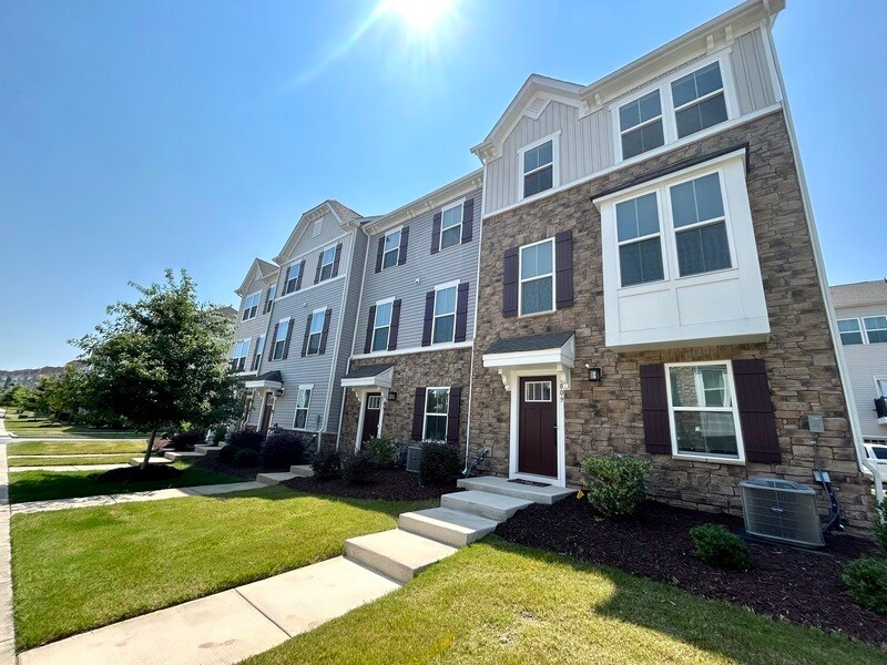 1009 Newell Towns Ln in Charlotte, NC - Building Photo
