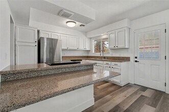 1319 S Lindell Rd in Las Vegas, NV - Foto de edificio - Building Photo