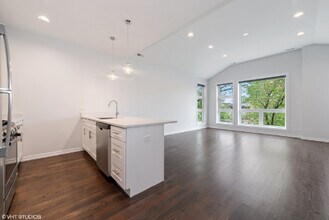 4943 S Saint Lawrence Ave, Unit 3 in Chicago, IL - Building Photo - Building Photo