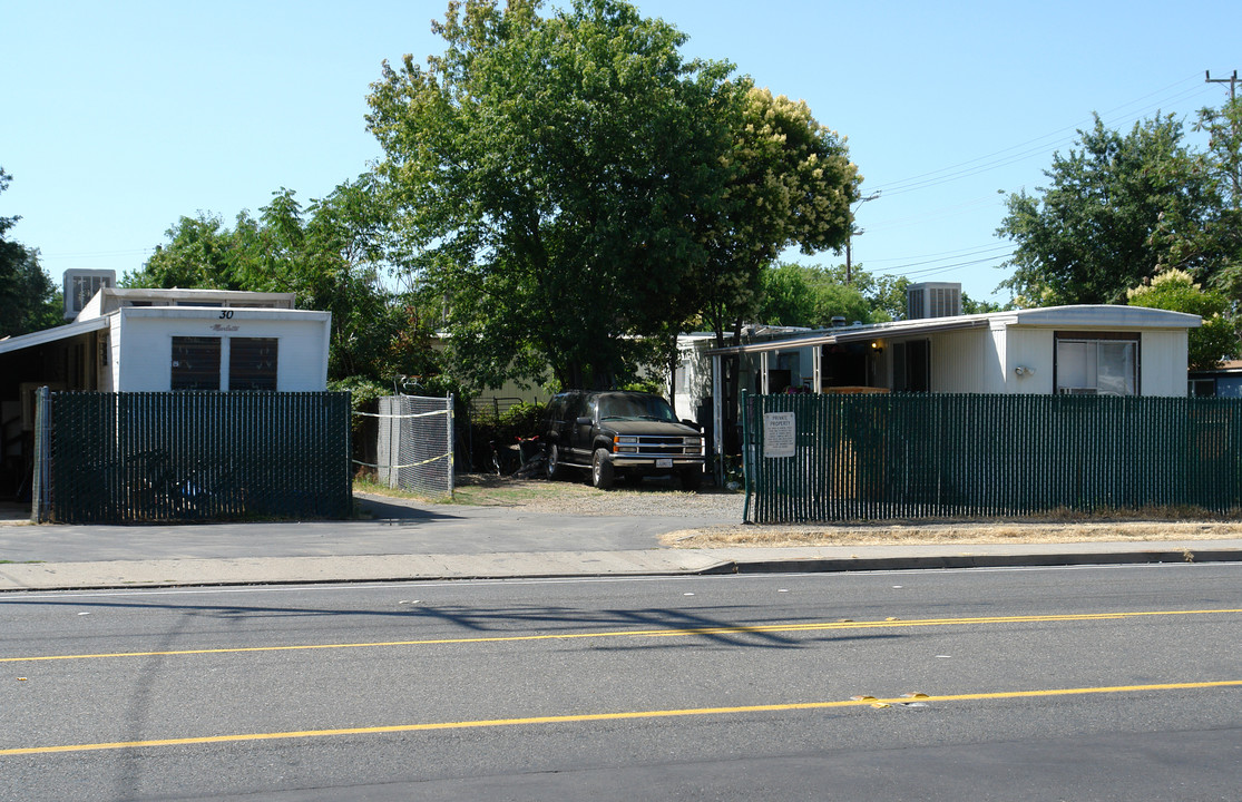 Auburn Oaks Mobile Home Park in Sacramento, CA - Building Photo