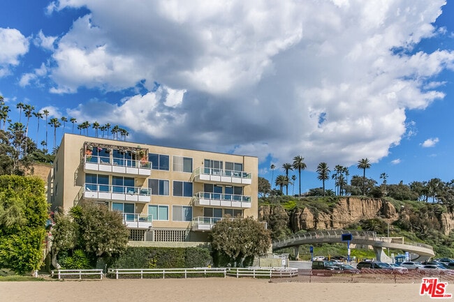 723 Palisades Beach Rd in Santa Monica, CA - Building Photo - Building Photo