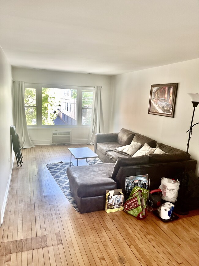 3148 N Clifton Ave, Unit Clifton Unit 2 in Chicago, IL - Foto de edificio - Building Photo