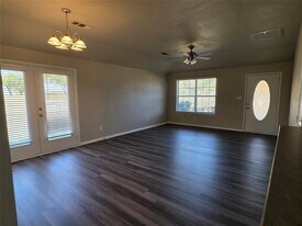 145 N Meadows Dr in Granbury, TX - Building Photo