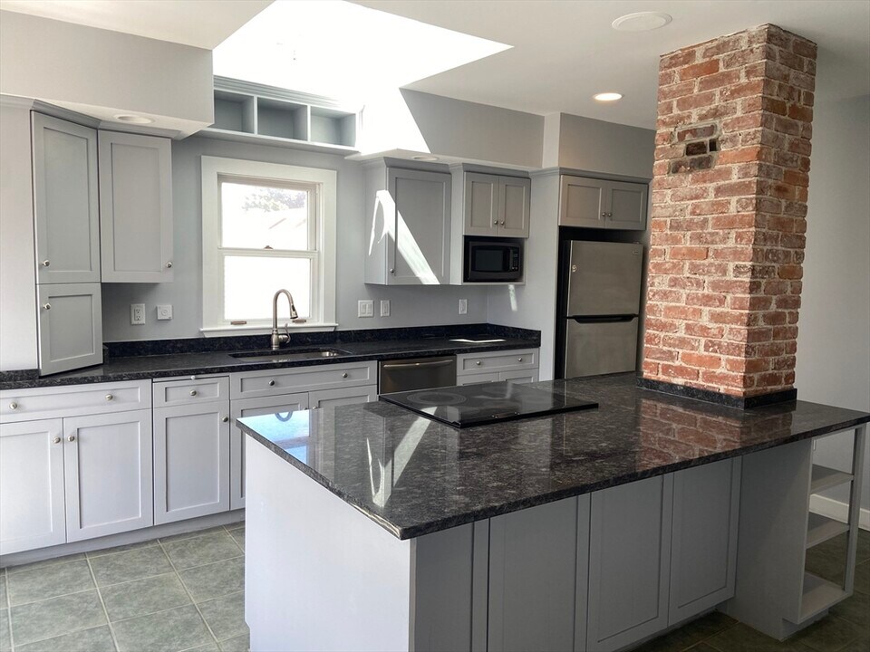 16 Taft St in Uxbridge, MA - Building Photo