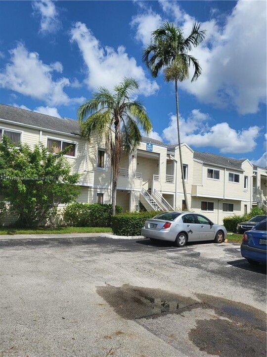 3477 NW 44th St in Lauderdale Lakes, FL - Building Photo