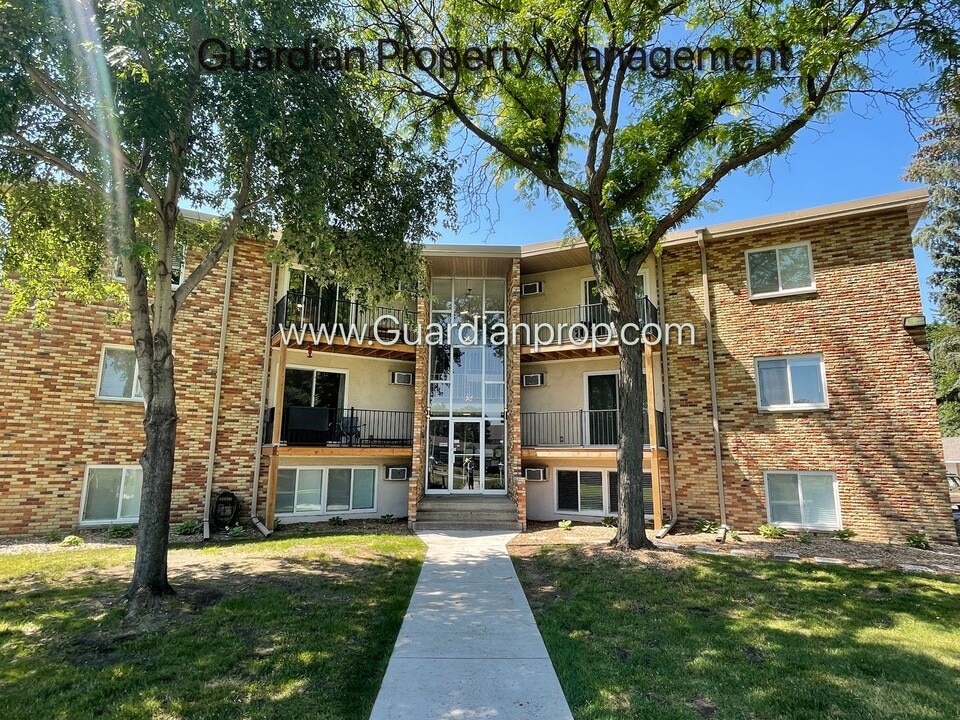 105 Dean Ave E-Unit -#4 in Champlin, MN - Building Photo